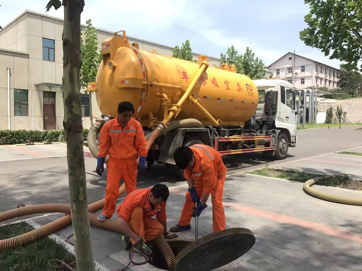 沈丘管道疏通车停在窨井附近