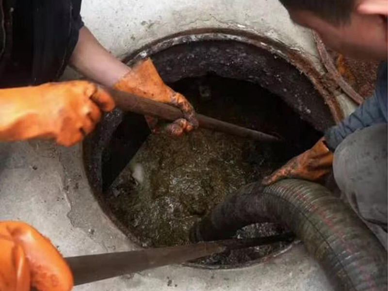 沈丘清理化粪池时如何避免沼气的危害？